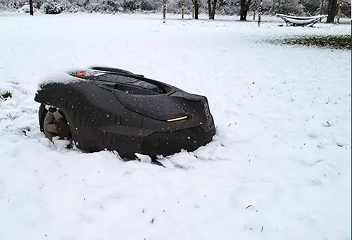 Robot tagliaerba nella neve